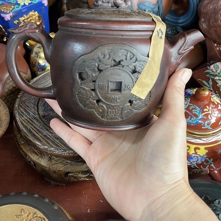 红泥茶壶原矿泥料手工制作的一把紫砂壶。