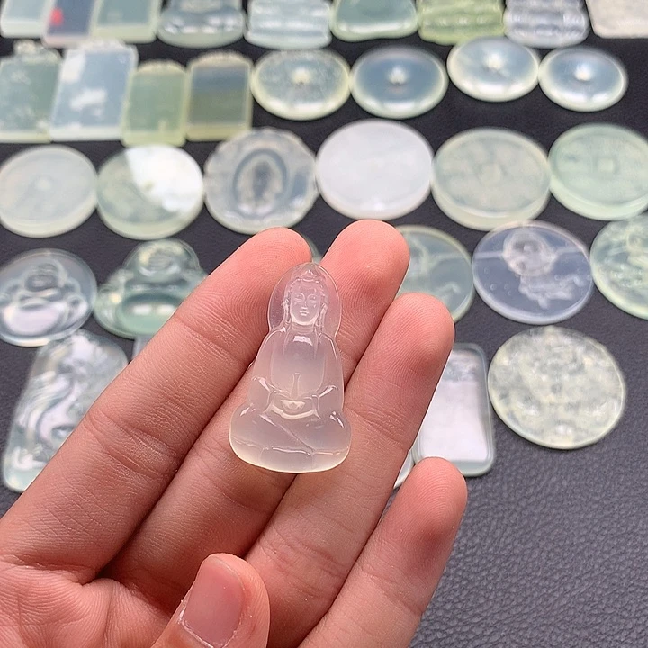 未镶嵌岫玉颈饰素衣
