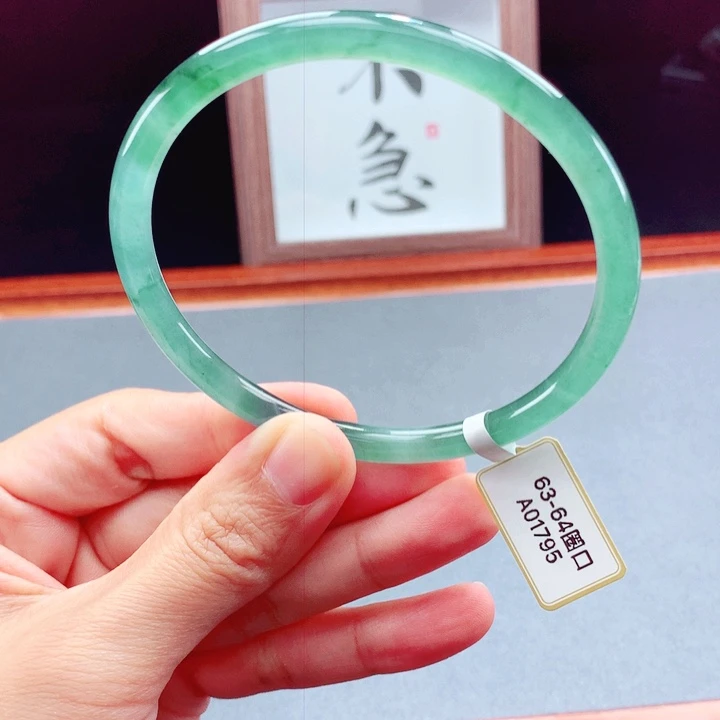 未镶嵌手镯翡翠圆镯