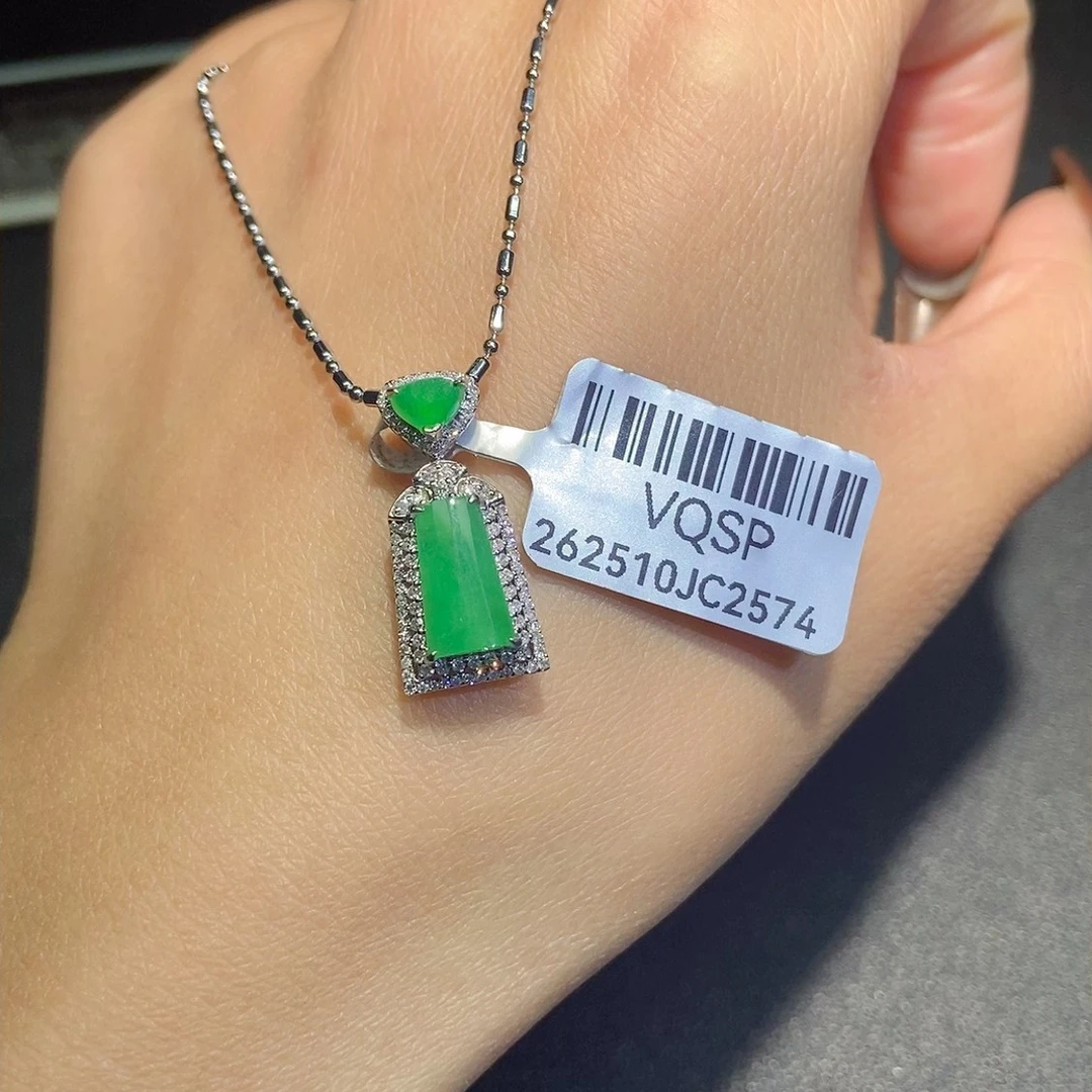 18k金镶嵌缅甸A货翡翠(不含链)