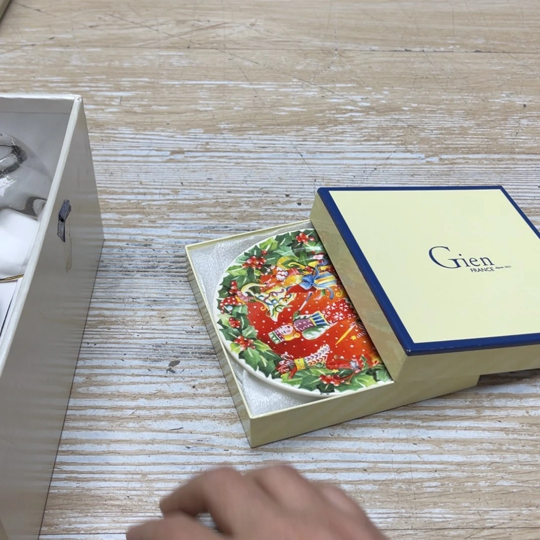 瓷片m**o密密麻麻地排列着一个