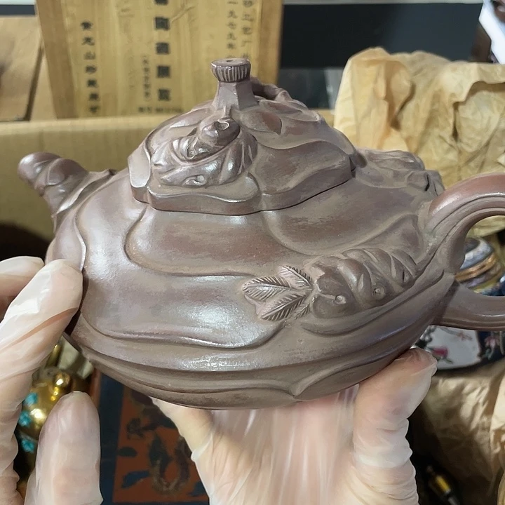 紫砂茶壶原矿泥料，手工制作一把紫砂壶。
