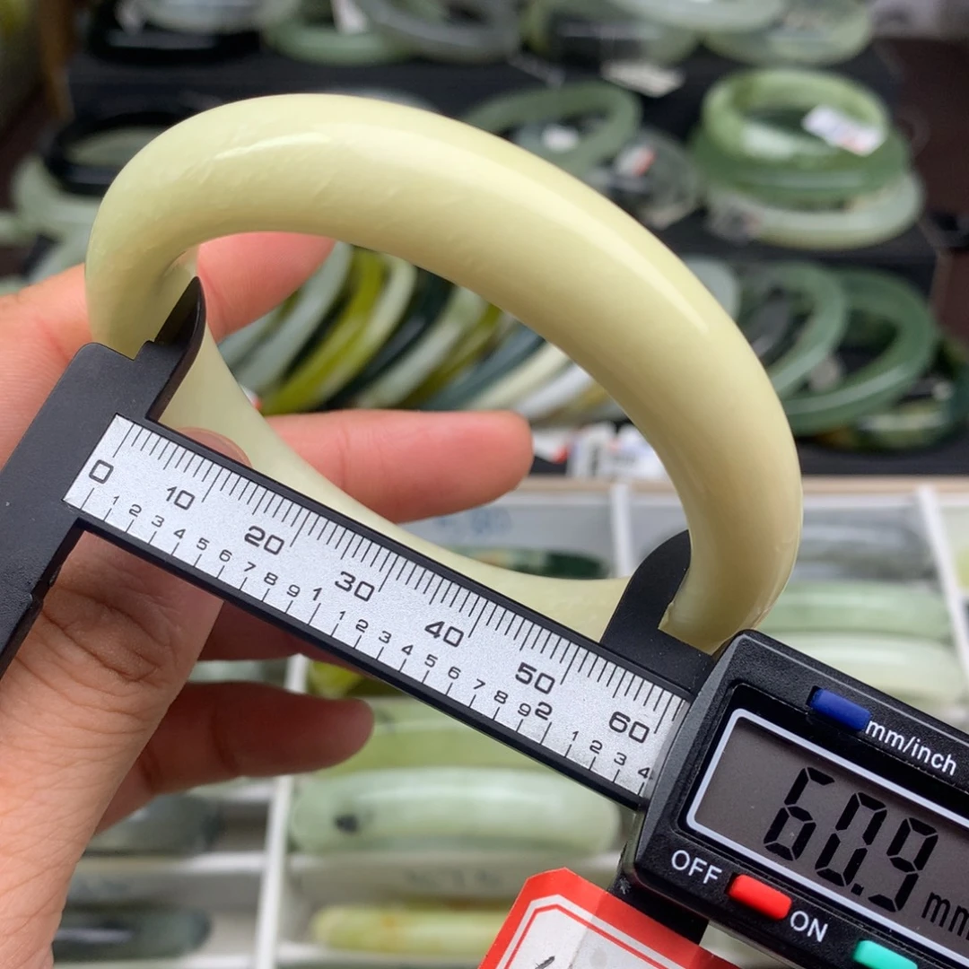 蛇纹石玉未镶嵌手镯587