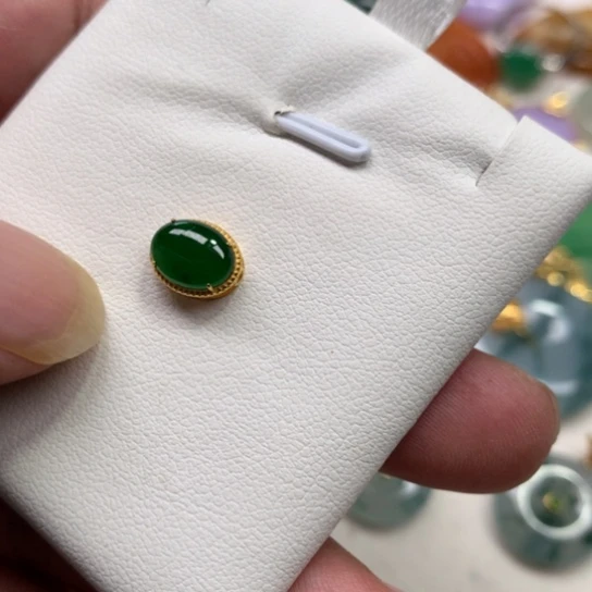 颈饰18K金镶嵌翡翠