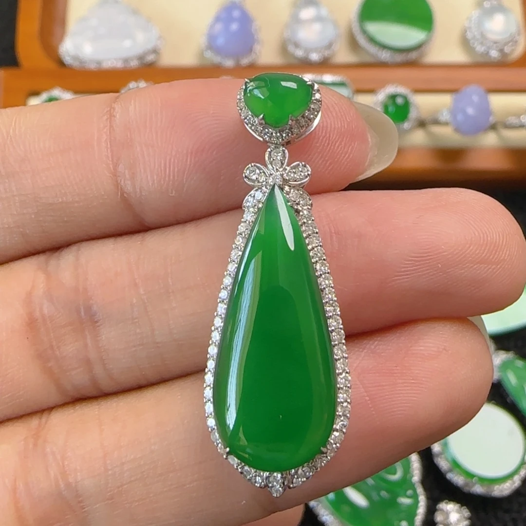 翡翠18K金镶嵌颈饰吊坠