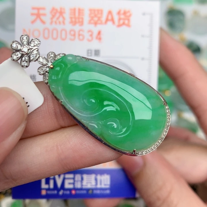 颈饰18K金镶嵌翡翠如意