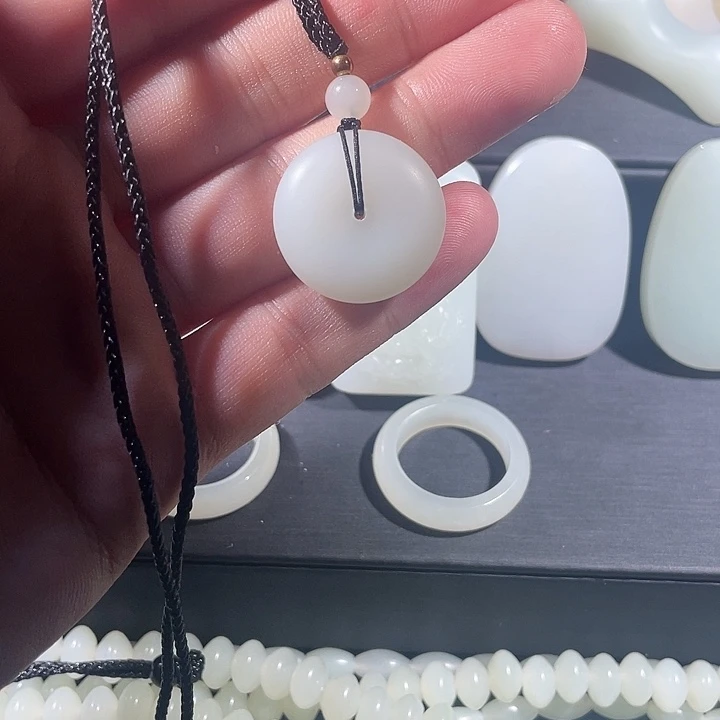 和田玉未镶嵌颈饰平安扣