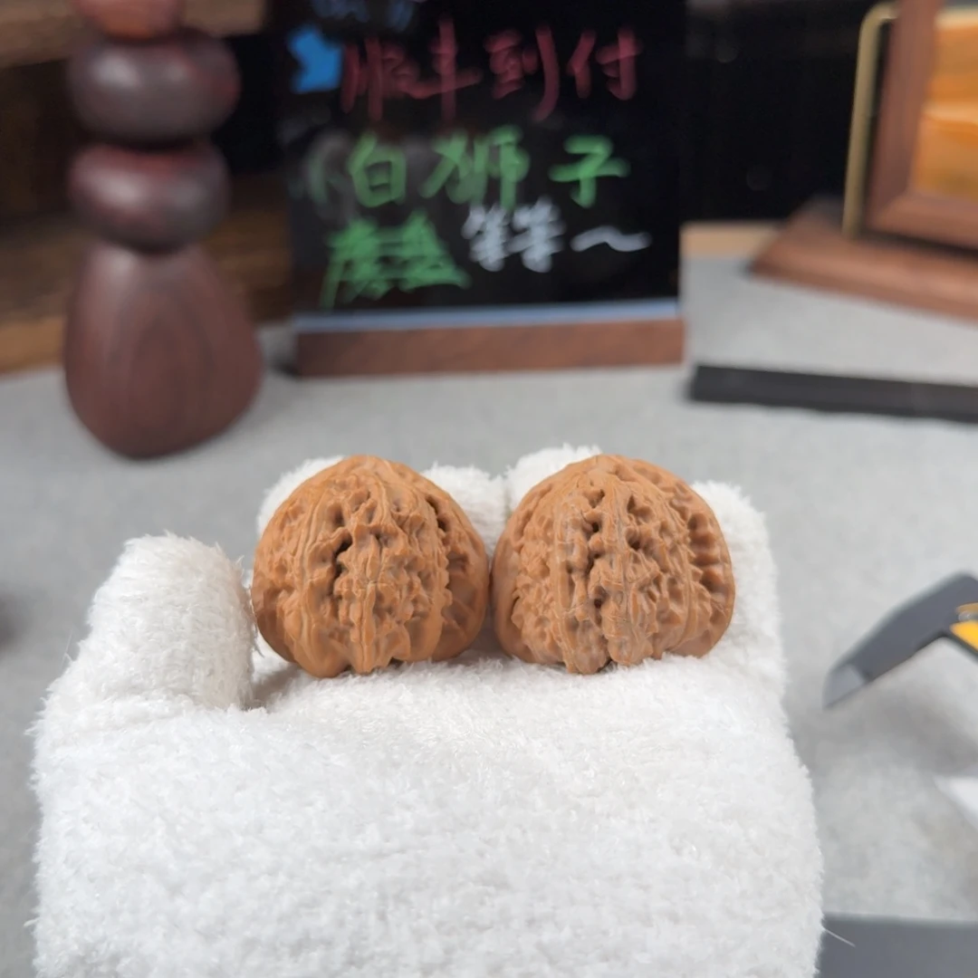 小***肥文玩核桃吊坠白狮子40