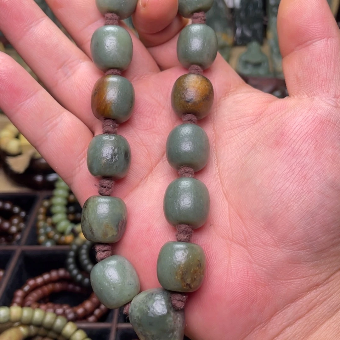 岫岩河磨玉（透闪石质玉）未镶嵌颈饰卡16手持