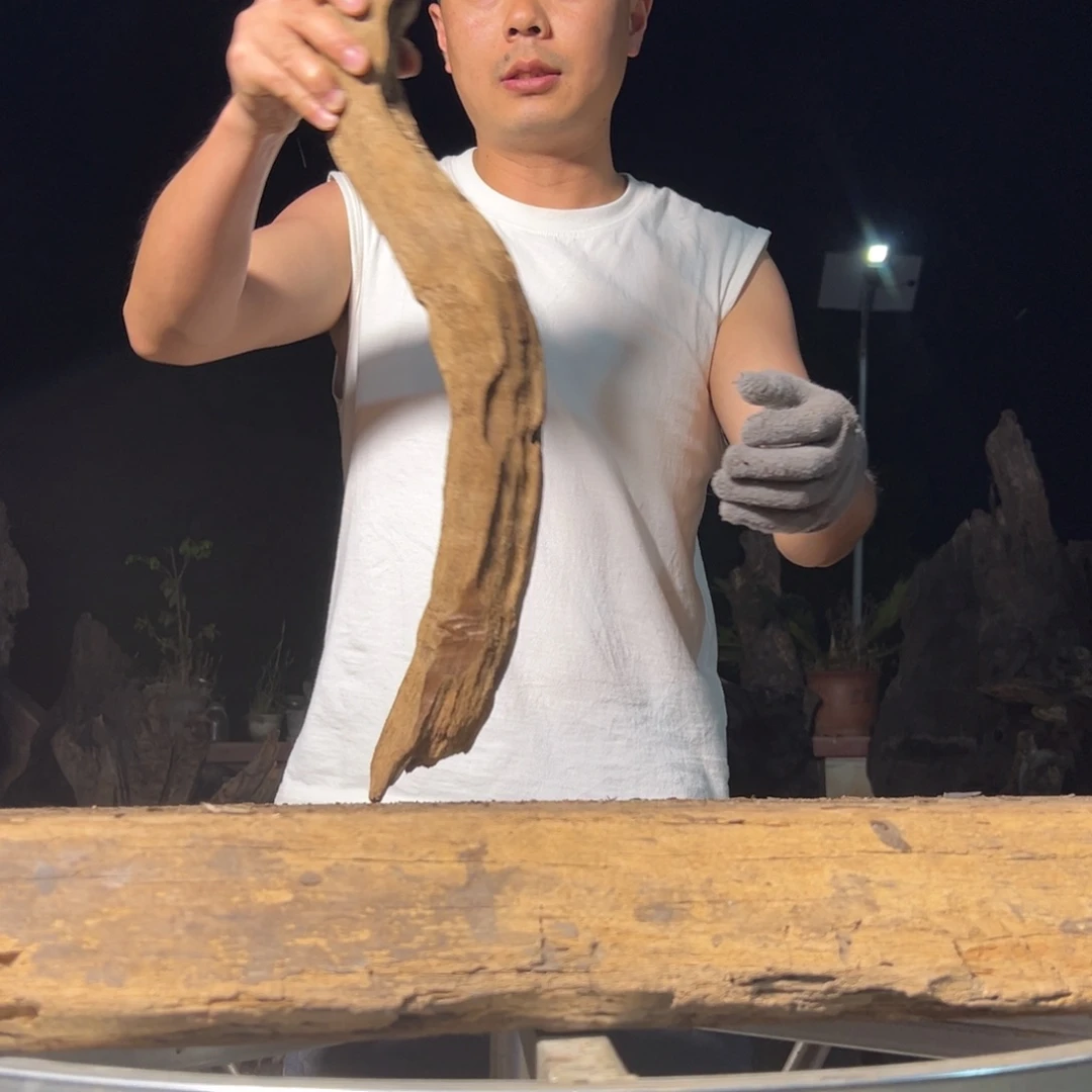 阴沉木冯****e金丝楠木根料摆件等