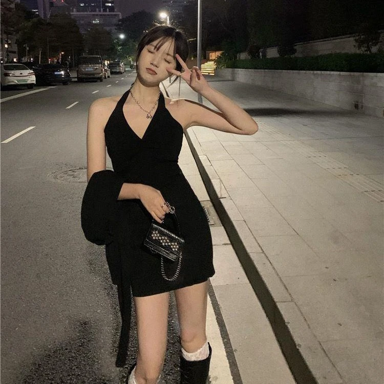 纯欲网红挂脖连衣裙女夏季新款辣妹修身显瘦小个子露背包臀小黑裙