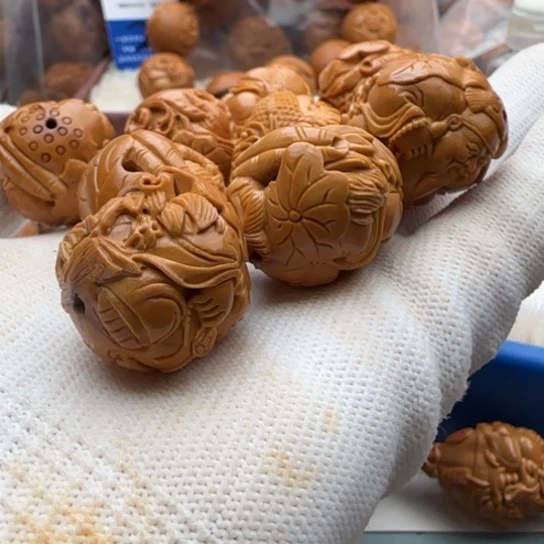 橄榄核手串娜雕刻工艺