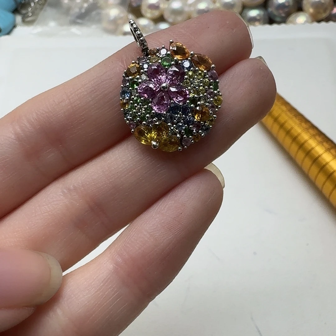 颈饰蓝宝石未镶嵌