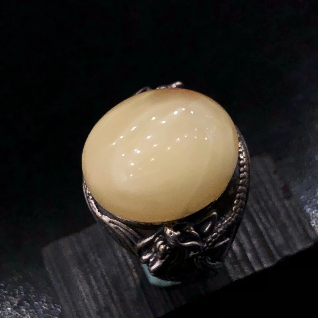 原生态意境琥珀戒指。