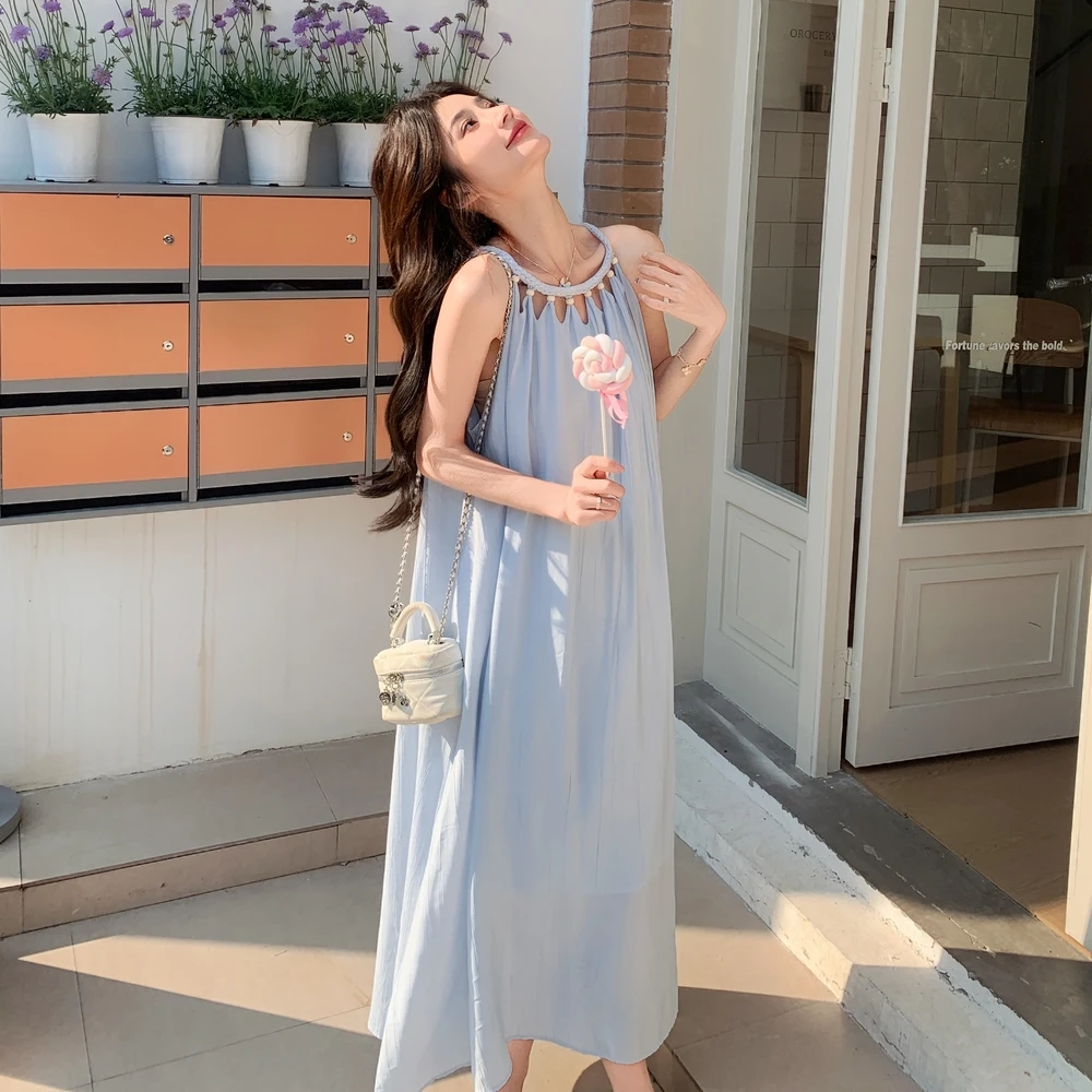 浅蓝色挂脖镂空连衣裙女夏2025新款大方得体独特绝美今年流行长裙