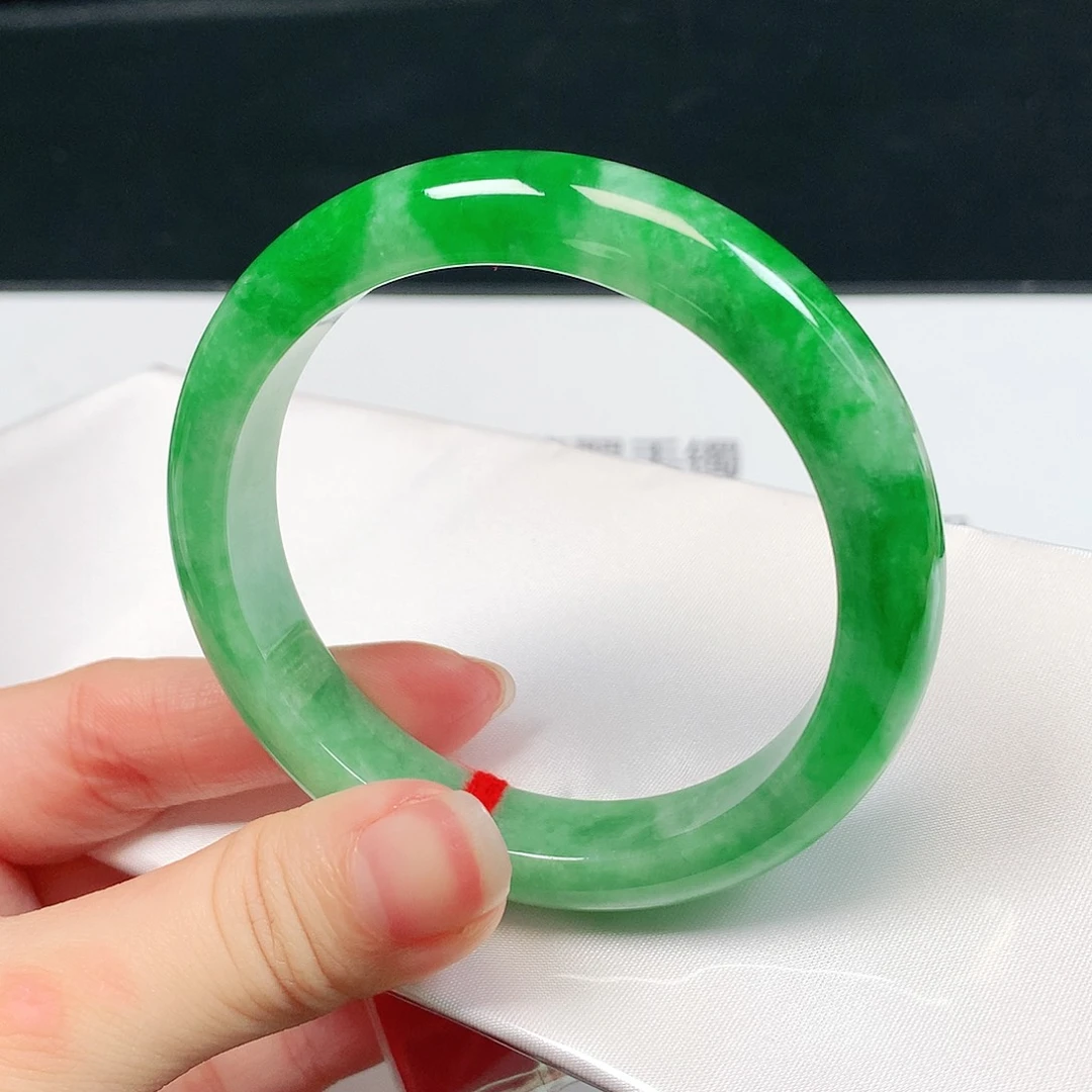 艾***宸翡翠未镶嵌手镯1501