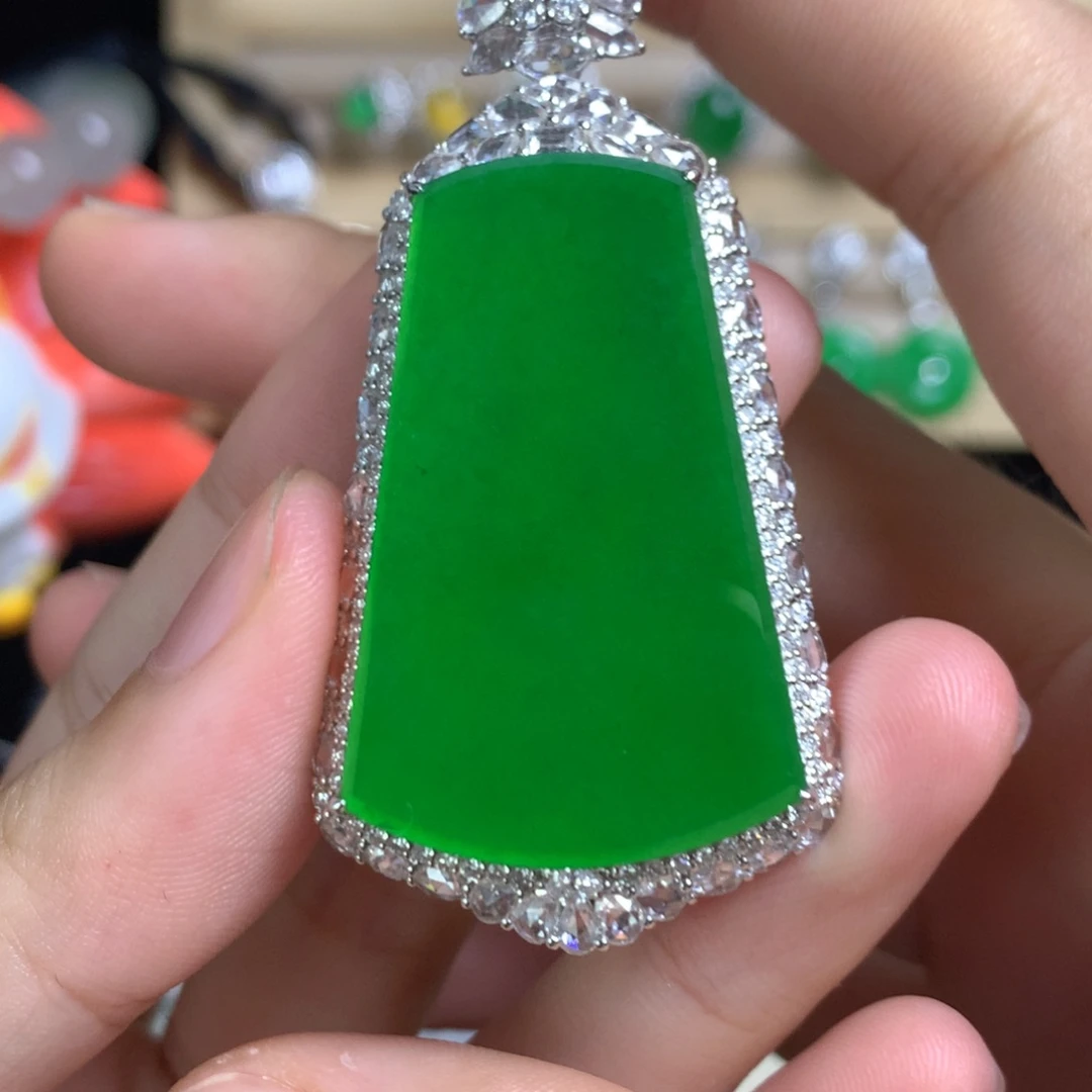 翡翠18K金镶嵌颈饰无事牌