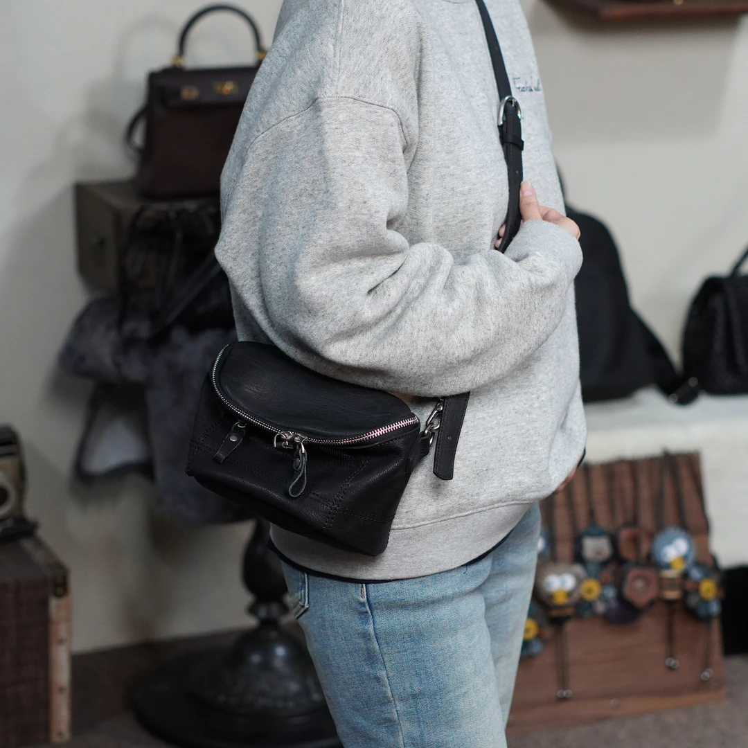 [冰语]2025百搭新品轻便休闲经典中性风真皮简约斜跨饭盒包250102