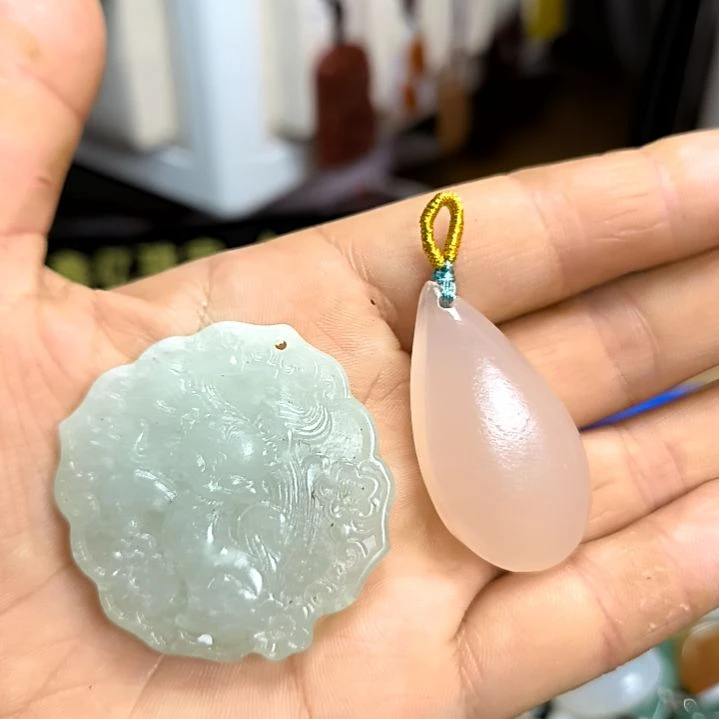 透闪石-蛇纹石玉合金颈饰