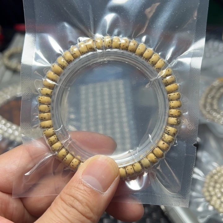 星月菩提手串鸡油黄8×4左右药片