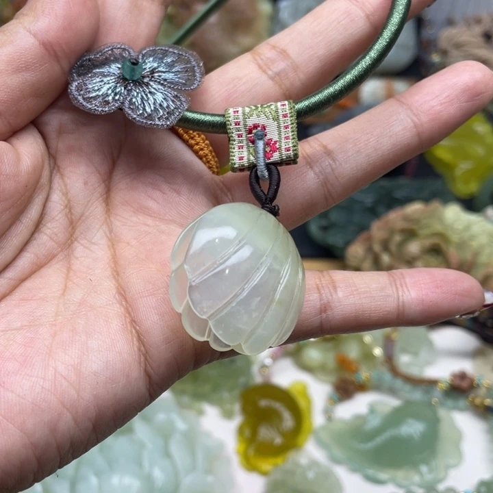 蛇纹石玉未镶嵌颈饰