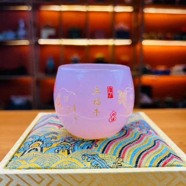 官方正品《五福牛·纳福》粉黛雕刻琉璃玉瓷功德杯/80毫升/礼品袋