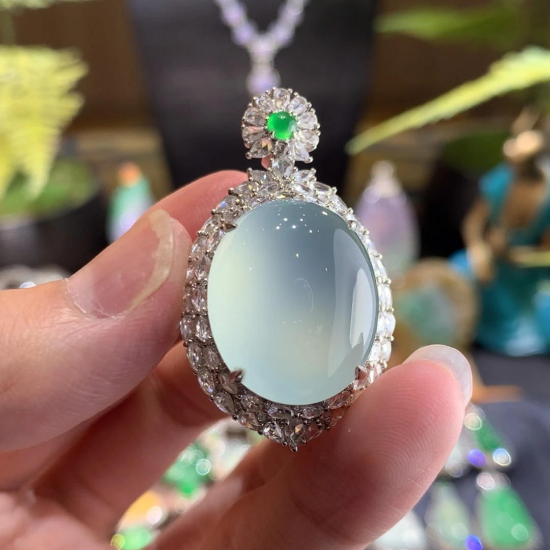 【闪购商品】翡翠颈饰18K金镶嵌鸽子蛋