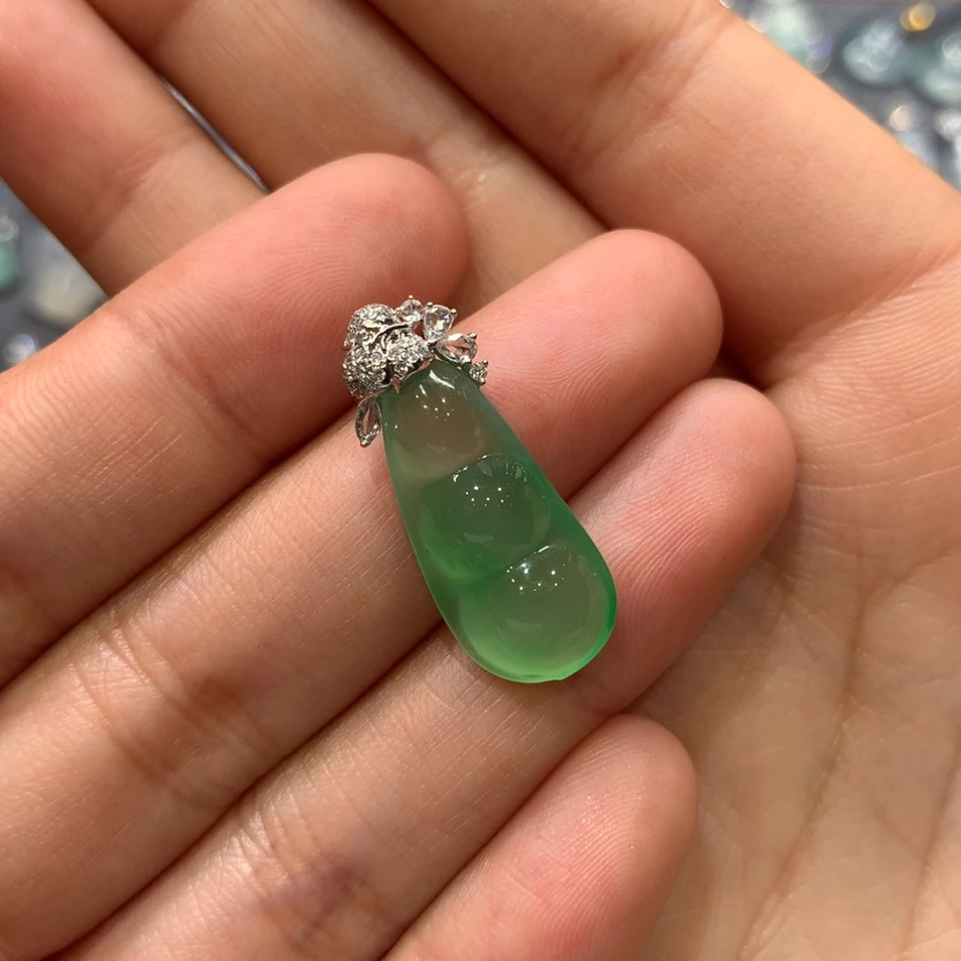 翡翠颈饰18K金镶嵌吊坠