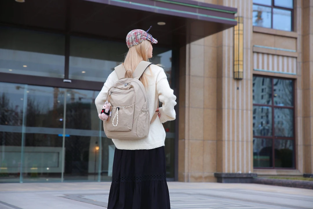 时尚潮流休闲百搭大容量双肩包轻便便携女士学生双肩背