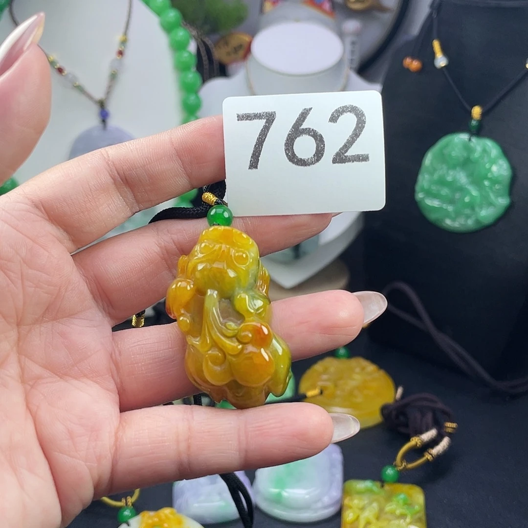 翡翠未镶嵌吊坠(赠链)