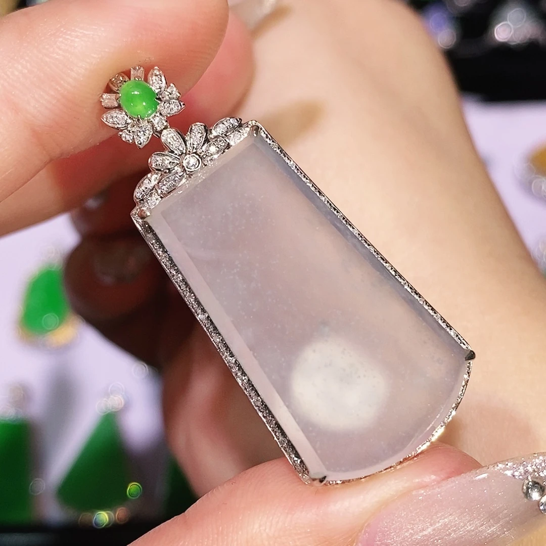 翡翠18K金镶嵌颈饰吊坠