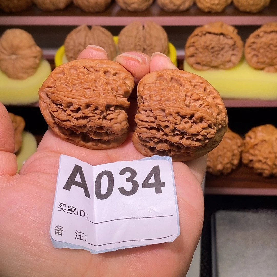 文玩核桃把件41红皮南疆石