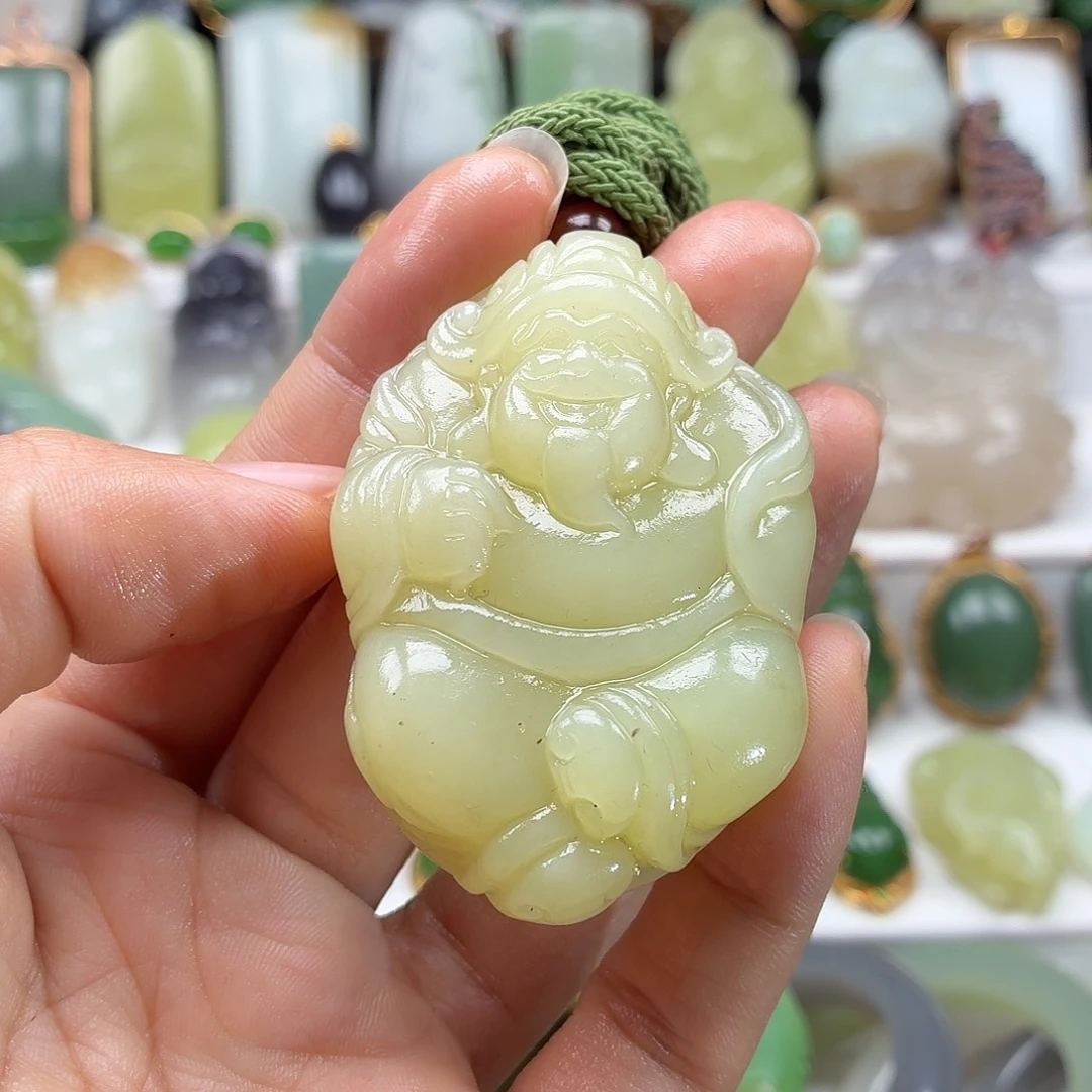 小***哥和田玉未镶嵌颈饰