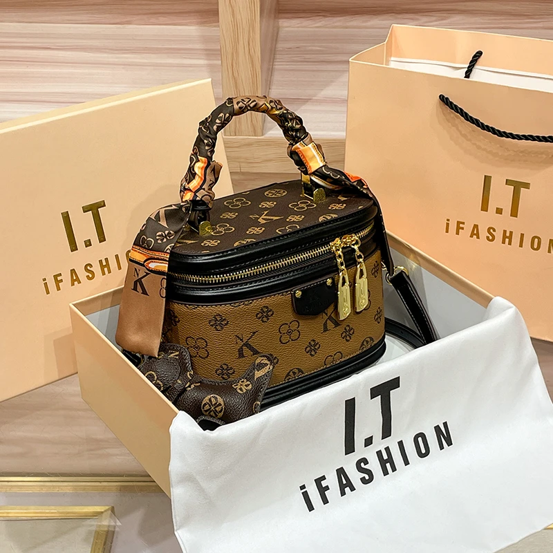 香港爆款今年流行小包包2025新款金典复古老花手提盒子包水桶包女