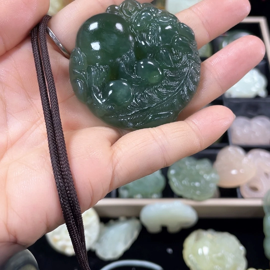 蛇纹石玉颈饰未镶嵌水**蓝