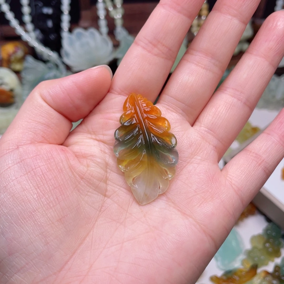 小***白蛇纹石玉未镶嵌颈饰