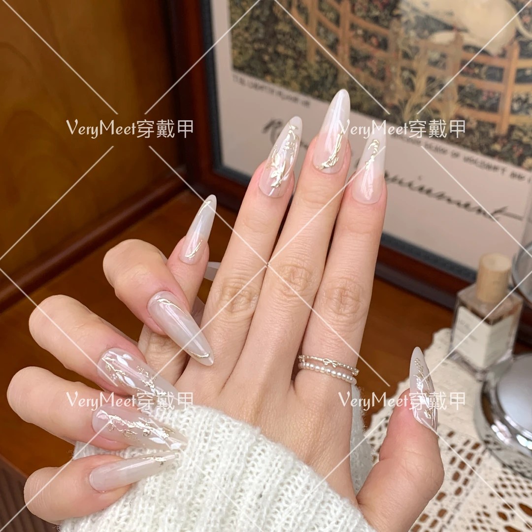 VeryMeet穿戴甲裸色显白鎏金繁花温柔长杏仁简约气质美甲贴44