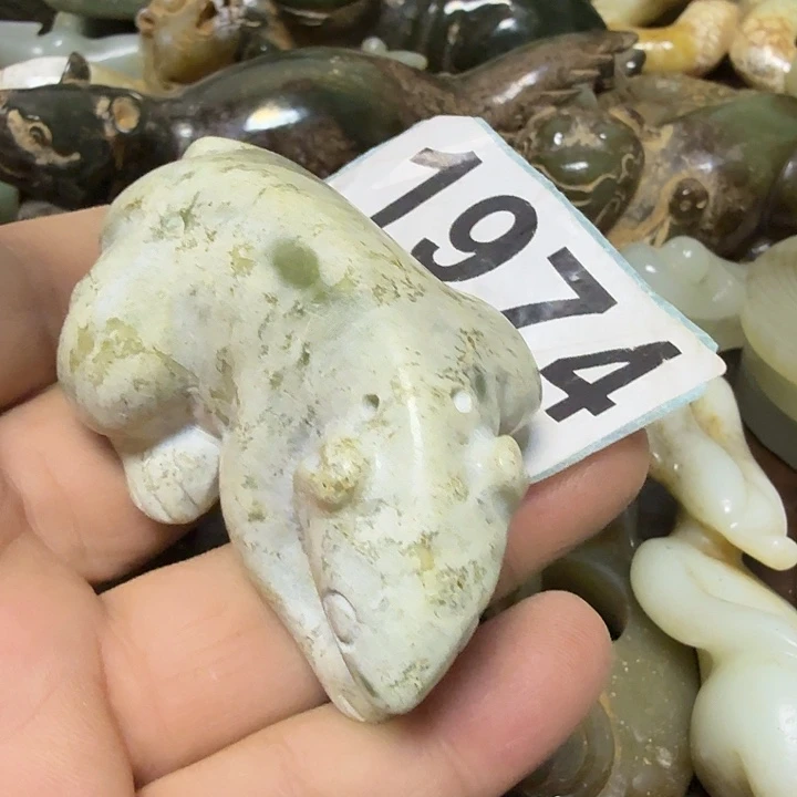 透闪石-蛇纹石玉未镶嵌颈饰
