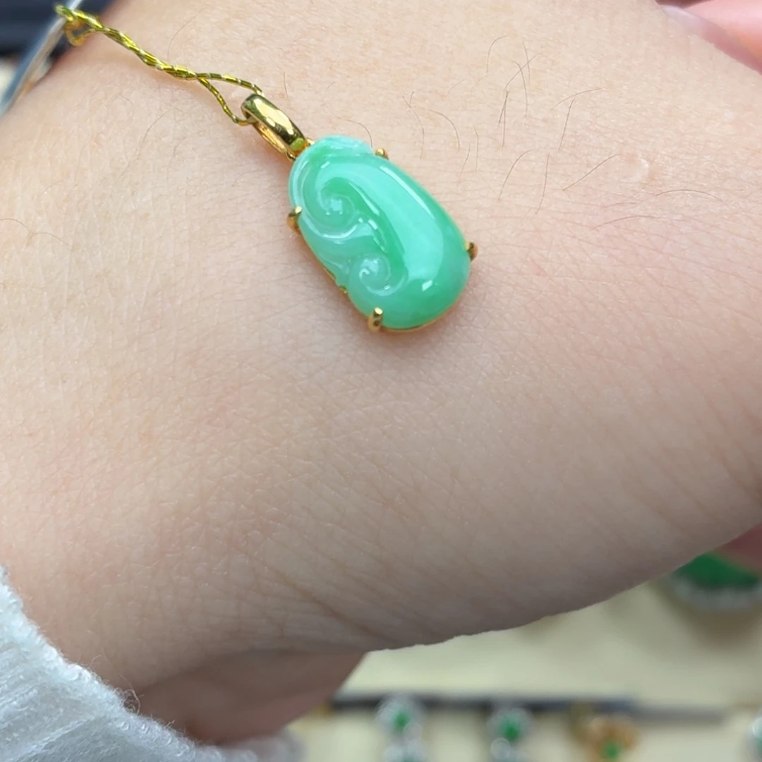 翡翠18K金镶嵌颈饰