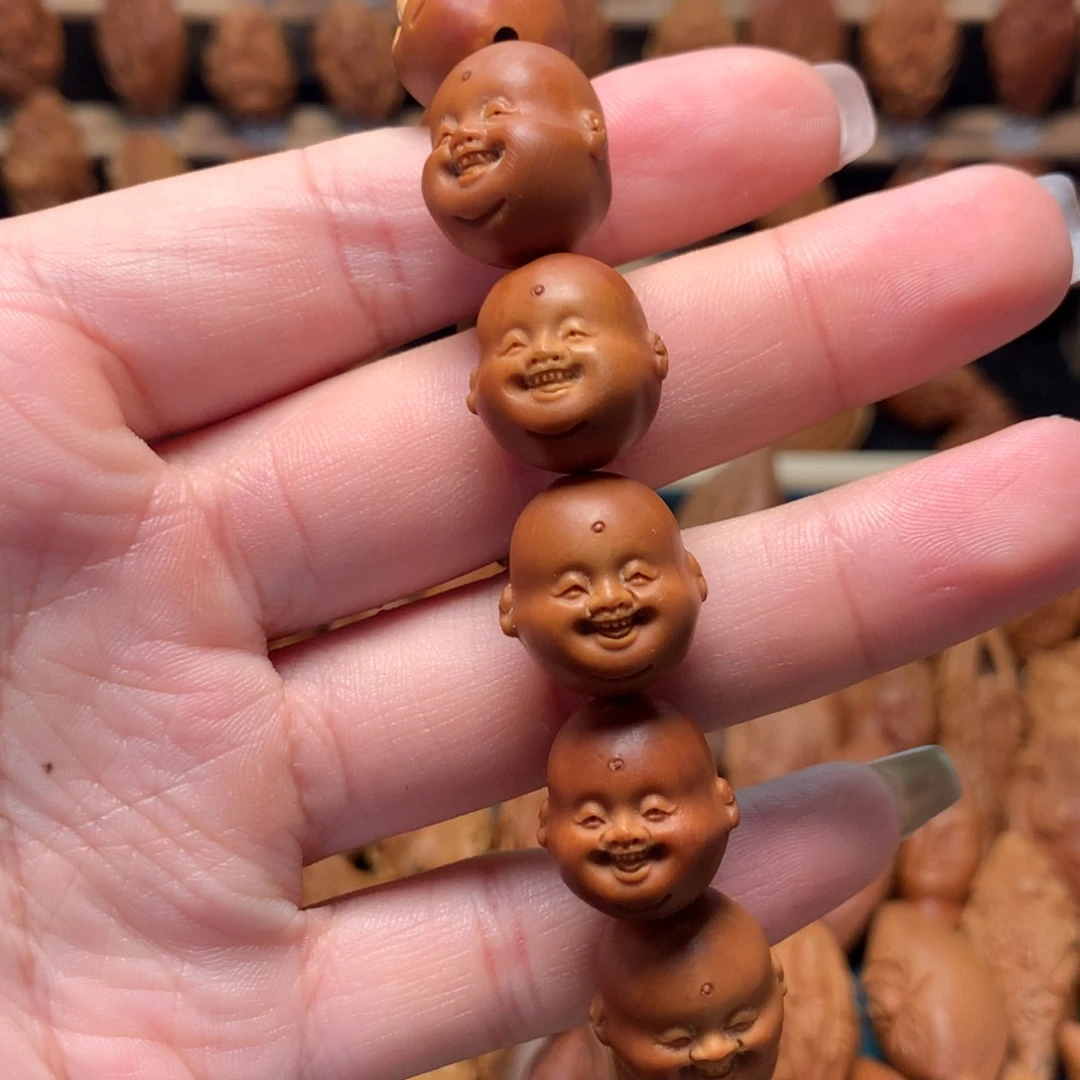 橄榄核把件十分开心
