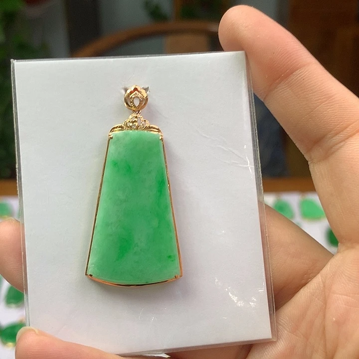 翡翠18K金镶嵌颈饰翡翠首饰