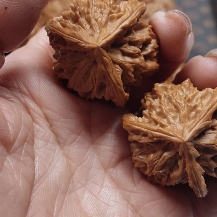 闹***文玩核桃吊坠盘山