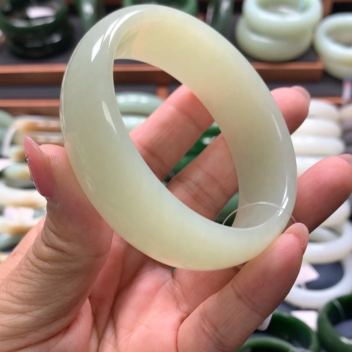 【闪购商品】未镶嵌手镯和田玉35
