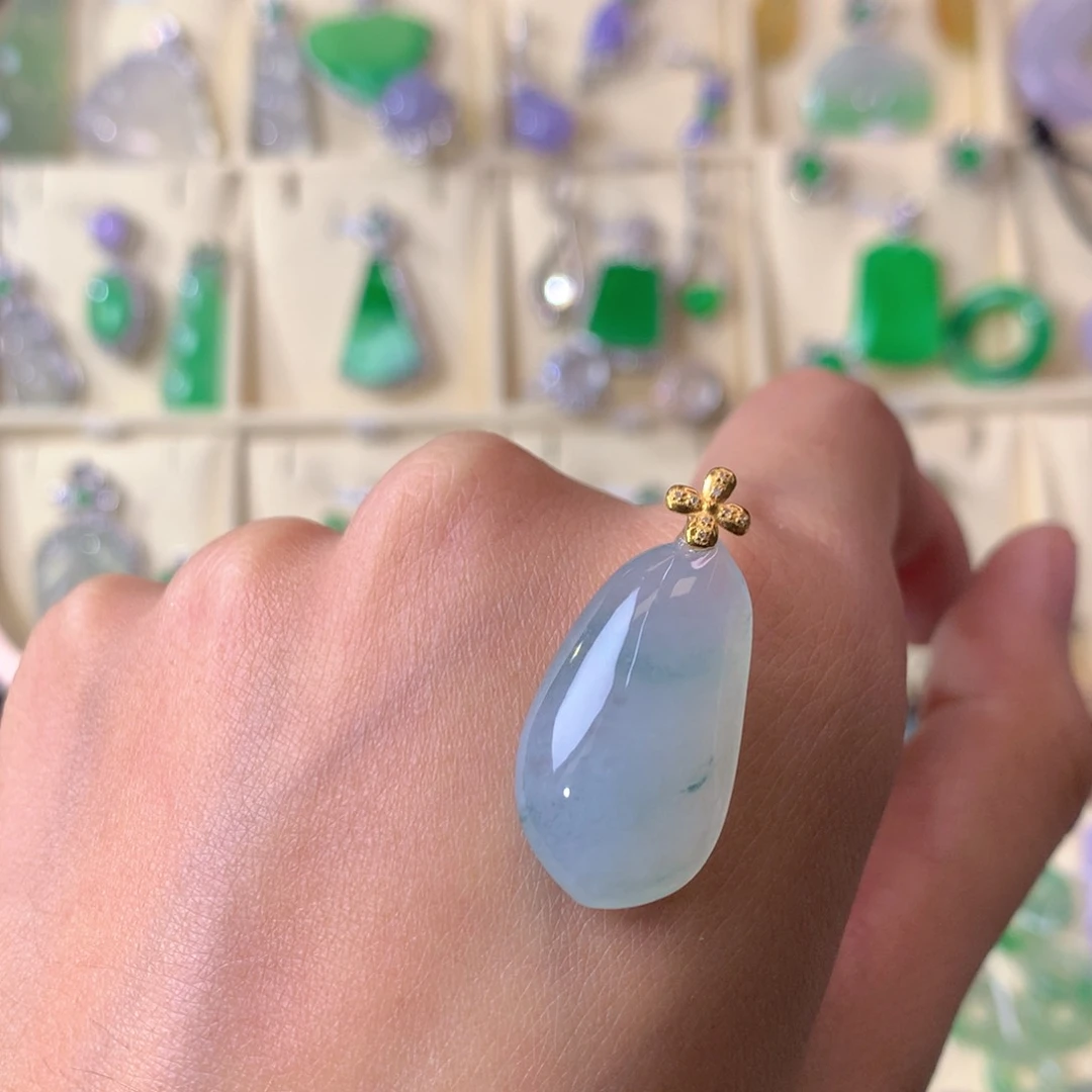 翡翠18K金镶嵌颈饰吊坠