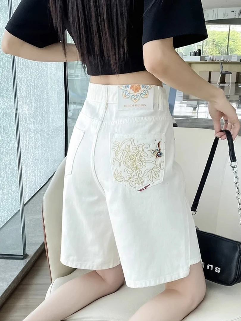 白色刺绣牛仔短裤女2025夏季开叉国风绣花米白色五分裤子户外夏