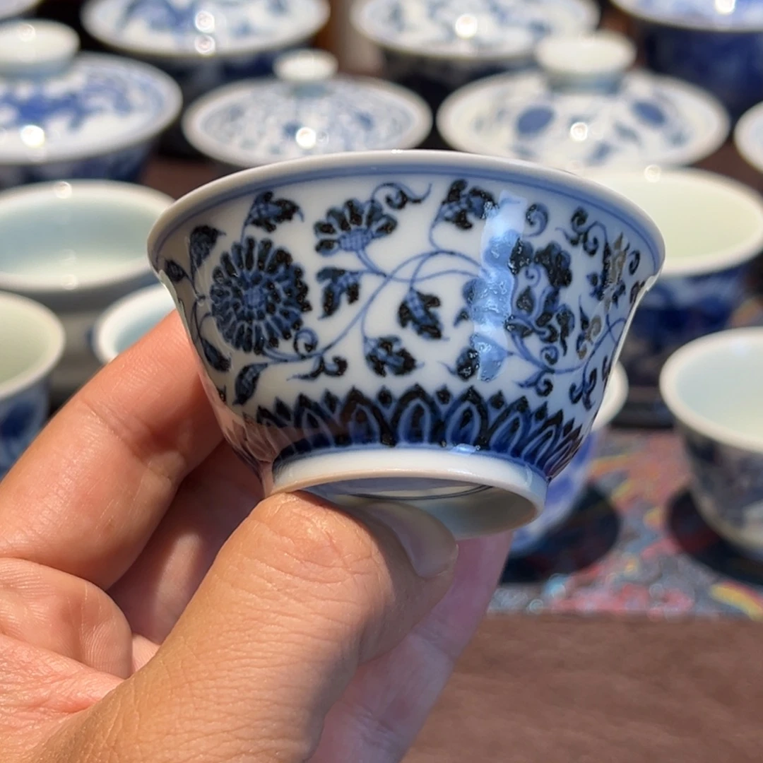 精品薄胎青花缠枝花卉小马蹄杯口径约6.8厘米
