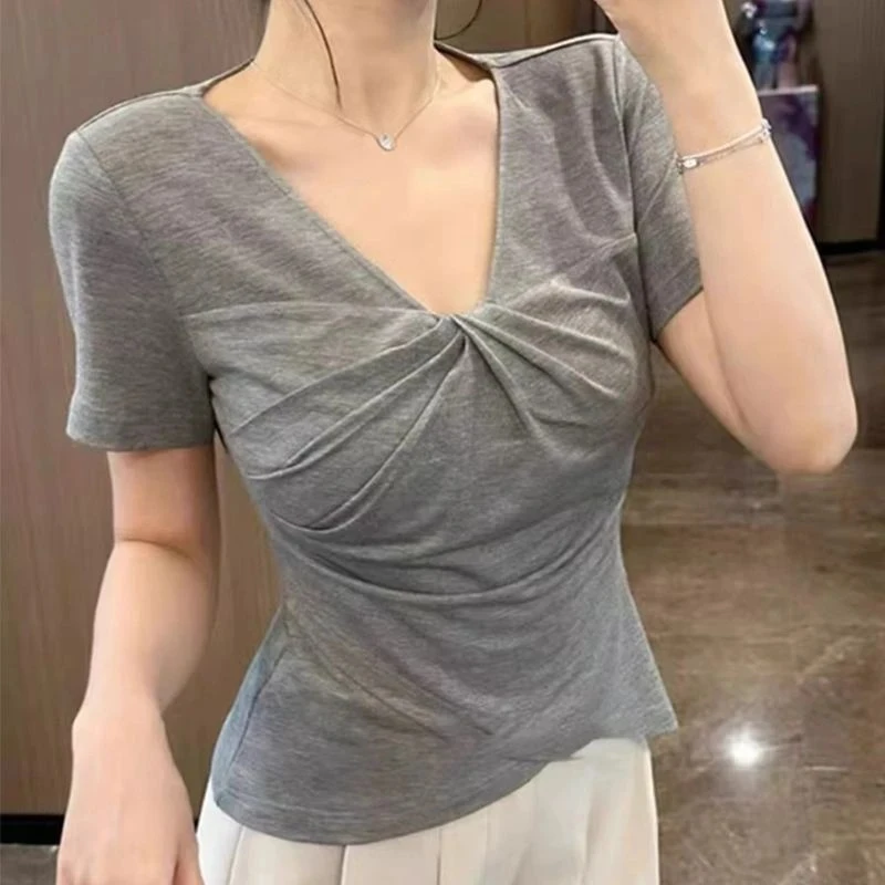 2025年胖mm设计感v领短袖T恤女新款时尚减龄修身交叉别致显瘦上衣