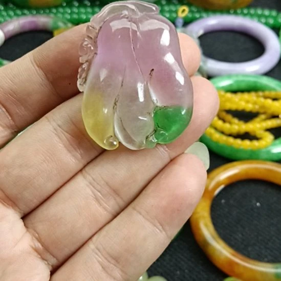 芋***霏翡翠未镶嵌颈饰翡翠