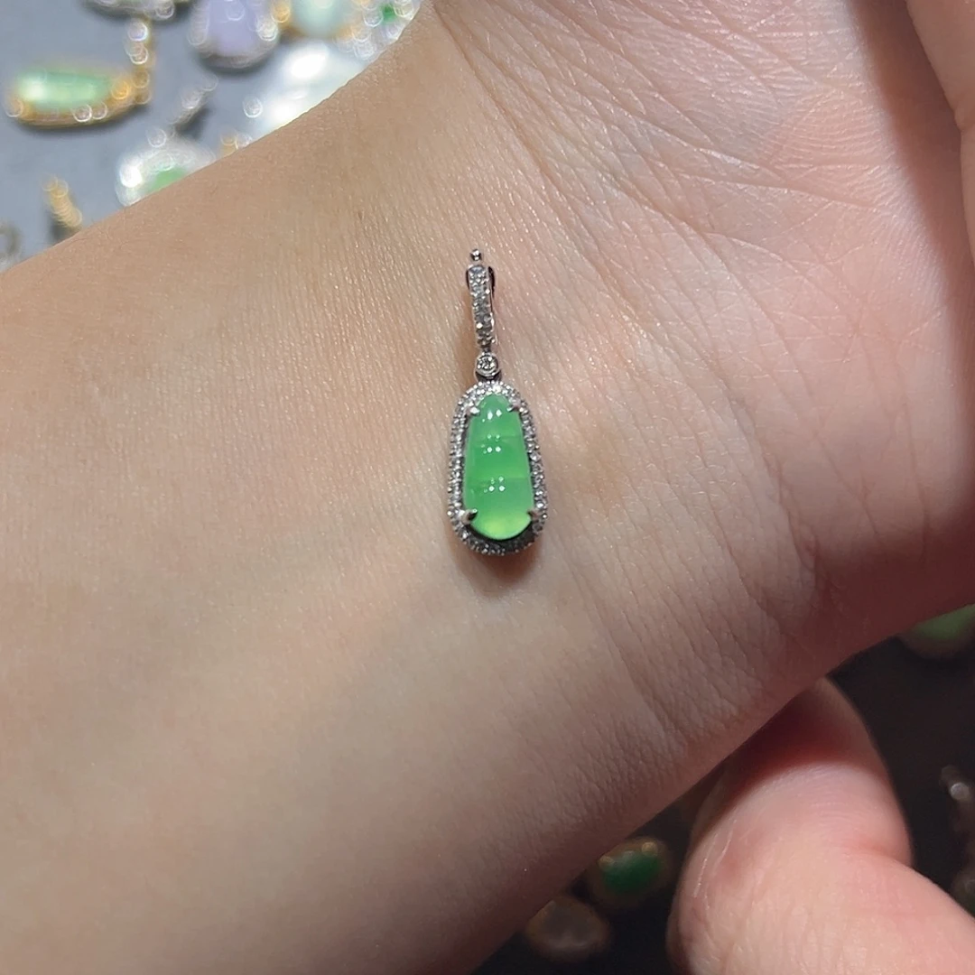 王***陈翡翠18K金镶嵌颈饰