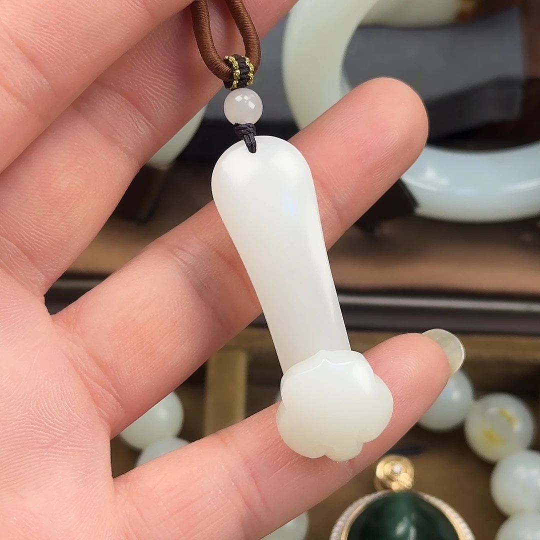 和田玉未镶嵌颈饰俄料白玉如意